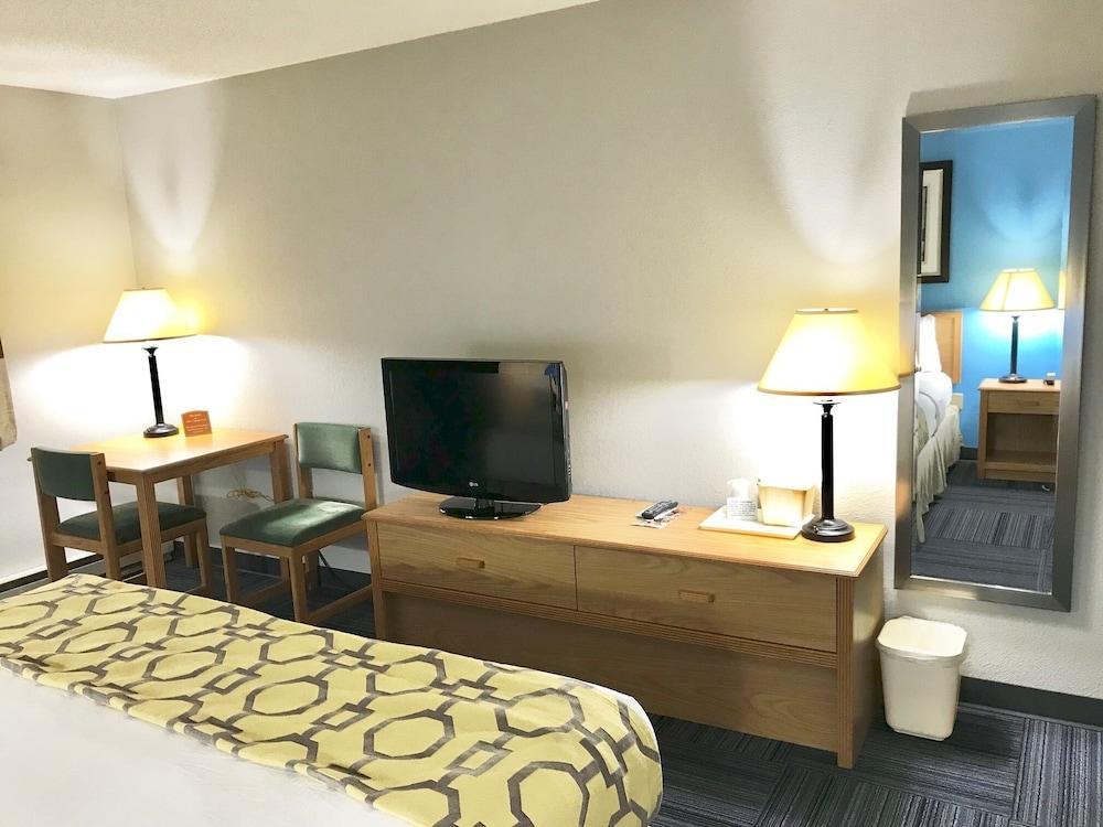 Baymont By Wyndham Marinette Hotel Bagian luar foto