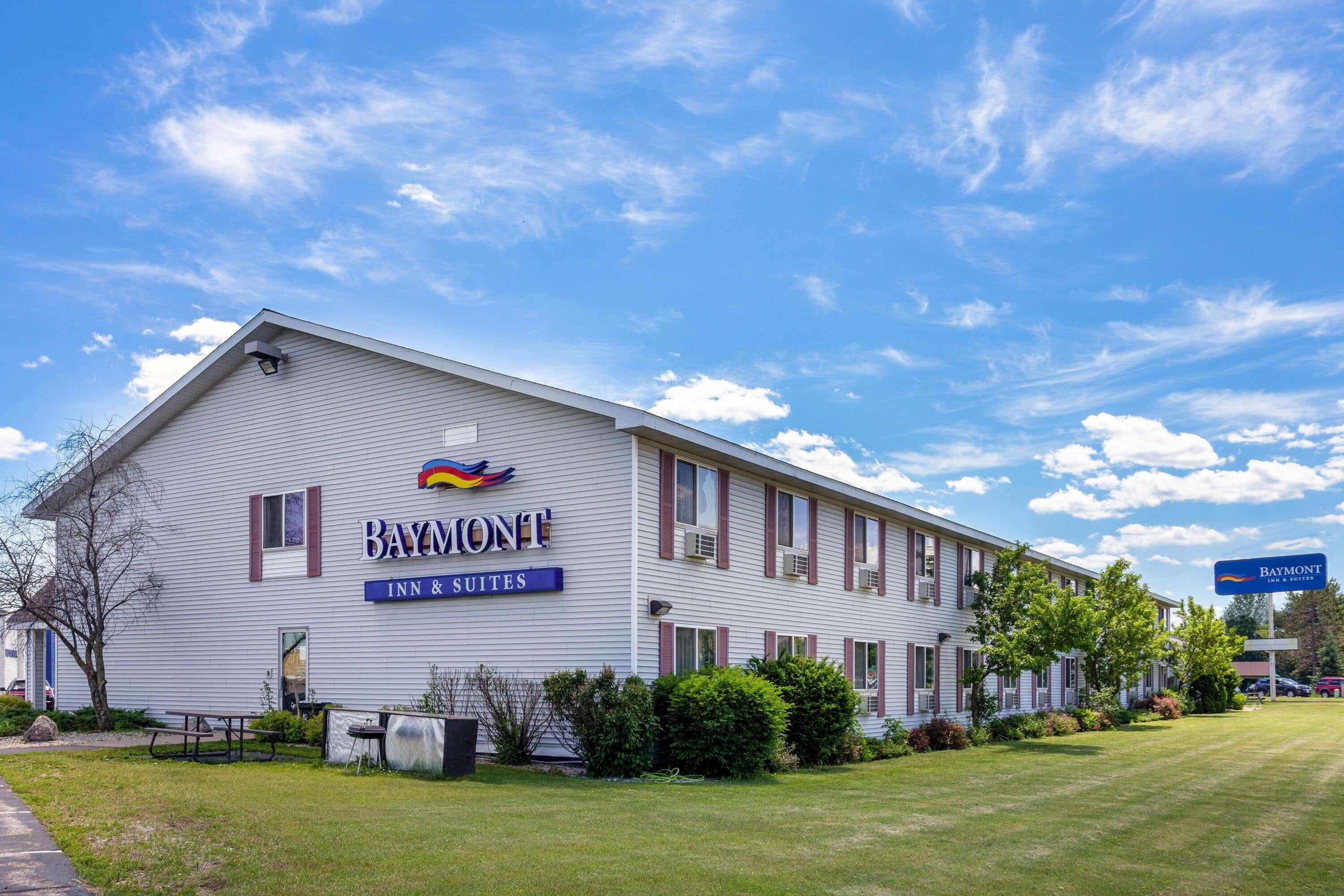 Baymont By Wyndham Marinette Hotel Bagian luar foto