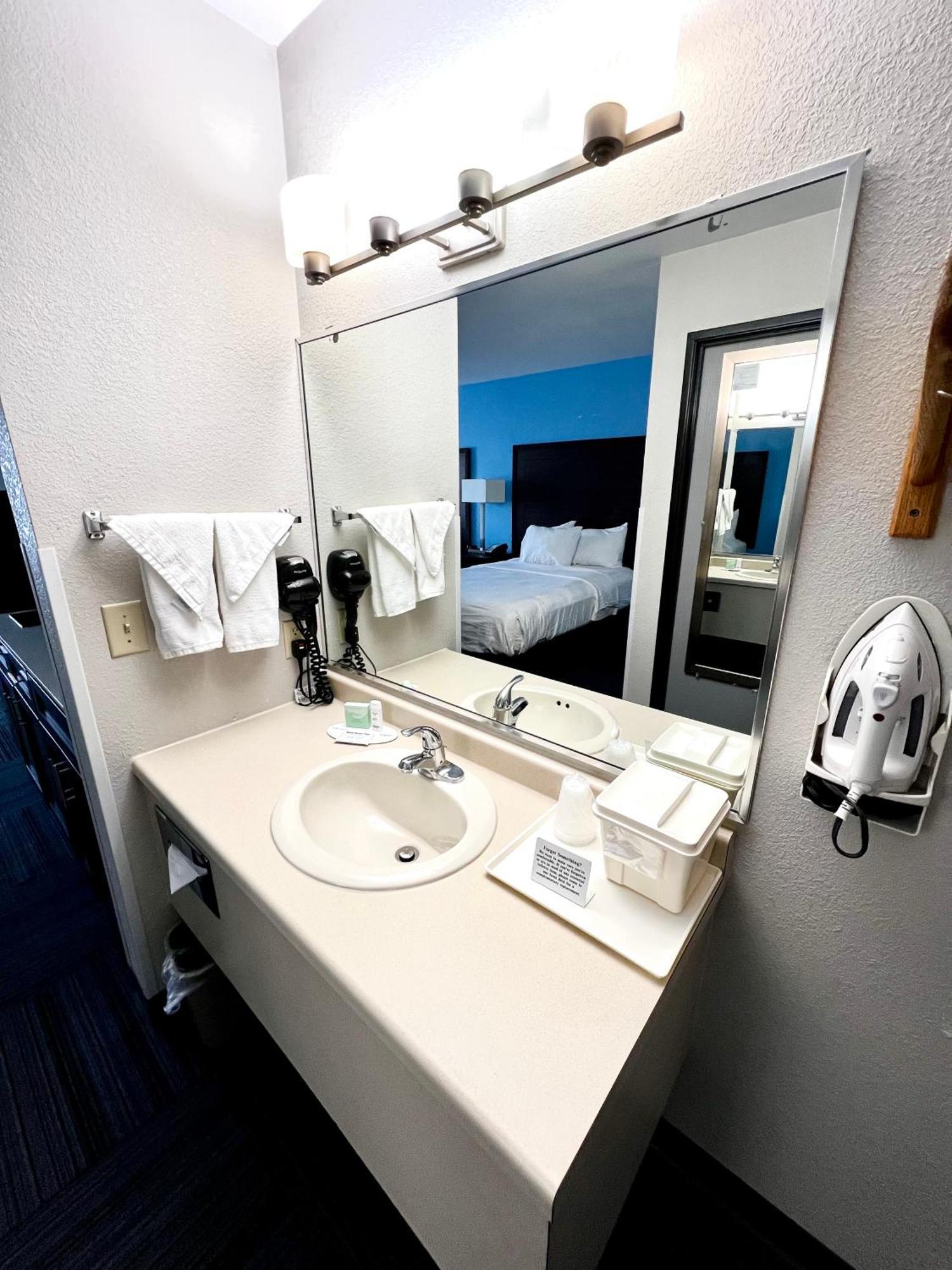 Baymont By Wyndham Marinette Hotel Bagian luar foto