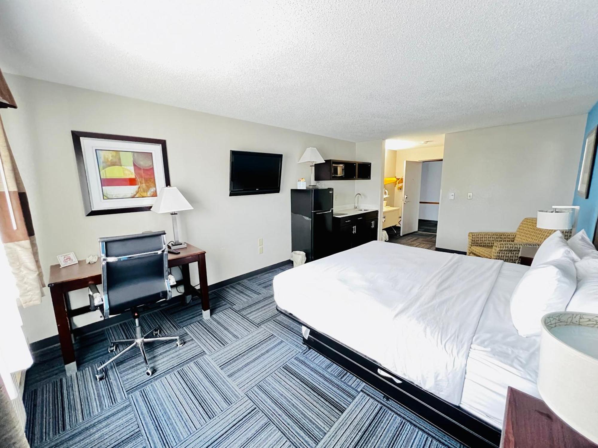 Baymont By Wyndham Marinette Hotel Bagian luar foto