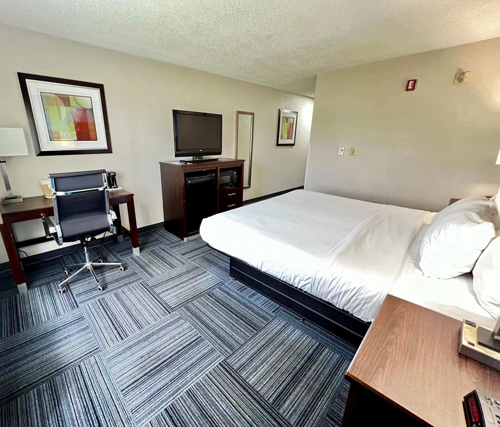 Baymont By Wyndham Marinette Hotel Bagian luar foto