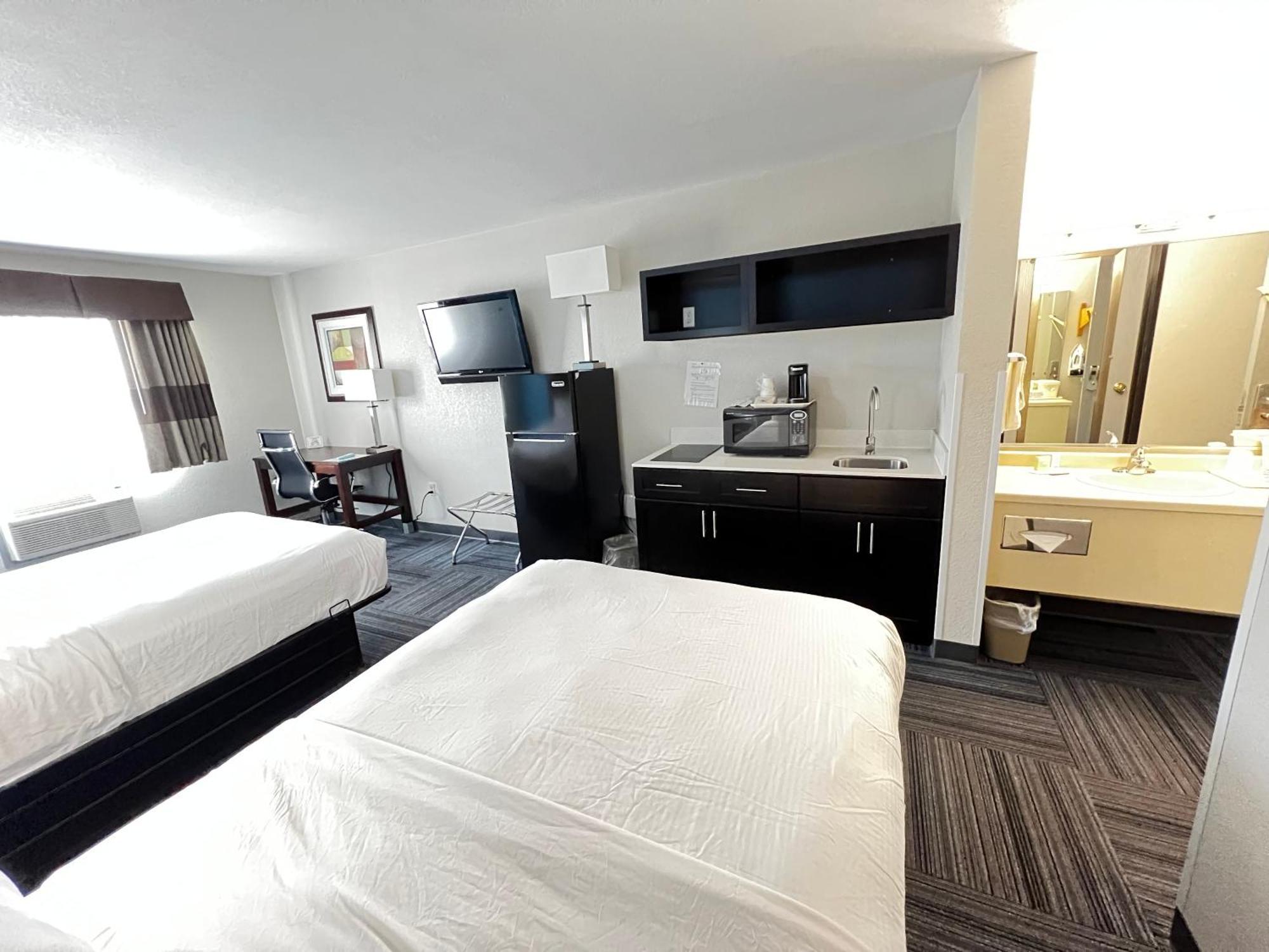 Baymont By Wyndham Marinette Hotel Bagian luar foto