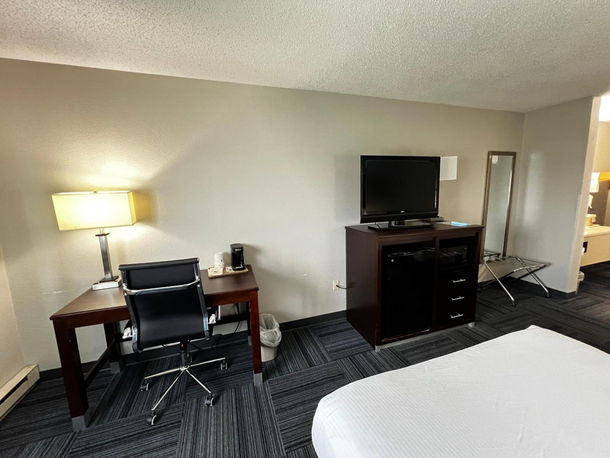 Baymont By Wyndham Marinette Hotel Bagian luar foto