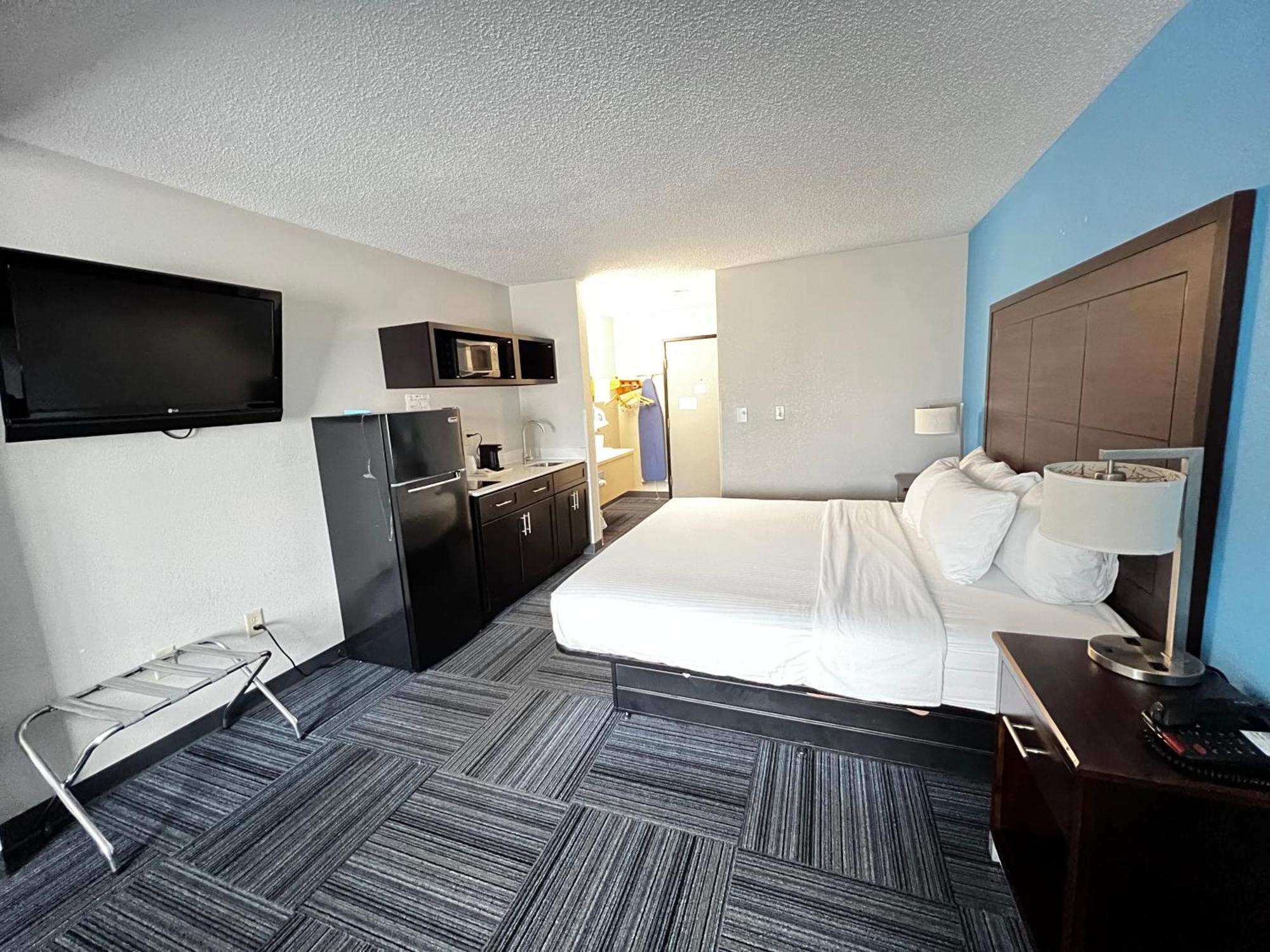 Baymont By Wyndham Marinette Hotel Bagian luar foto