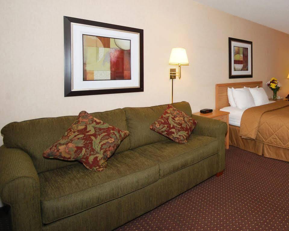 Baymont By Wyndham Marinette Hotel Bagian luar foto