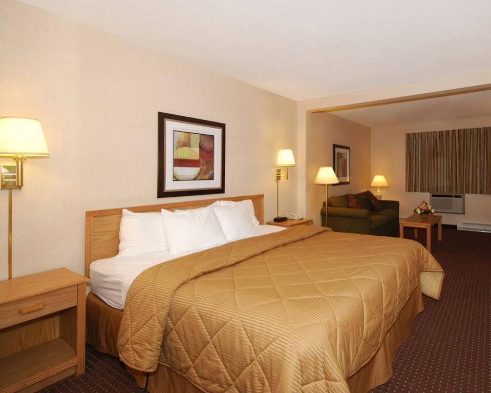 Baymont By Wyndham Marinette Hotel Bagian luar foto